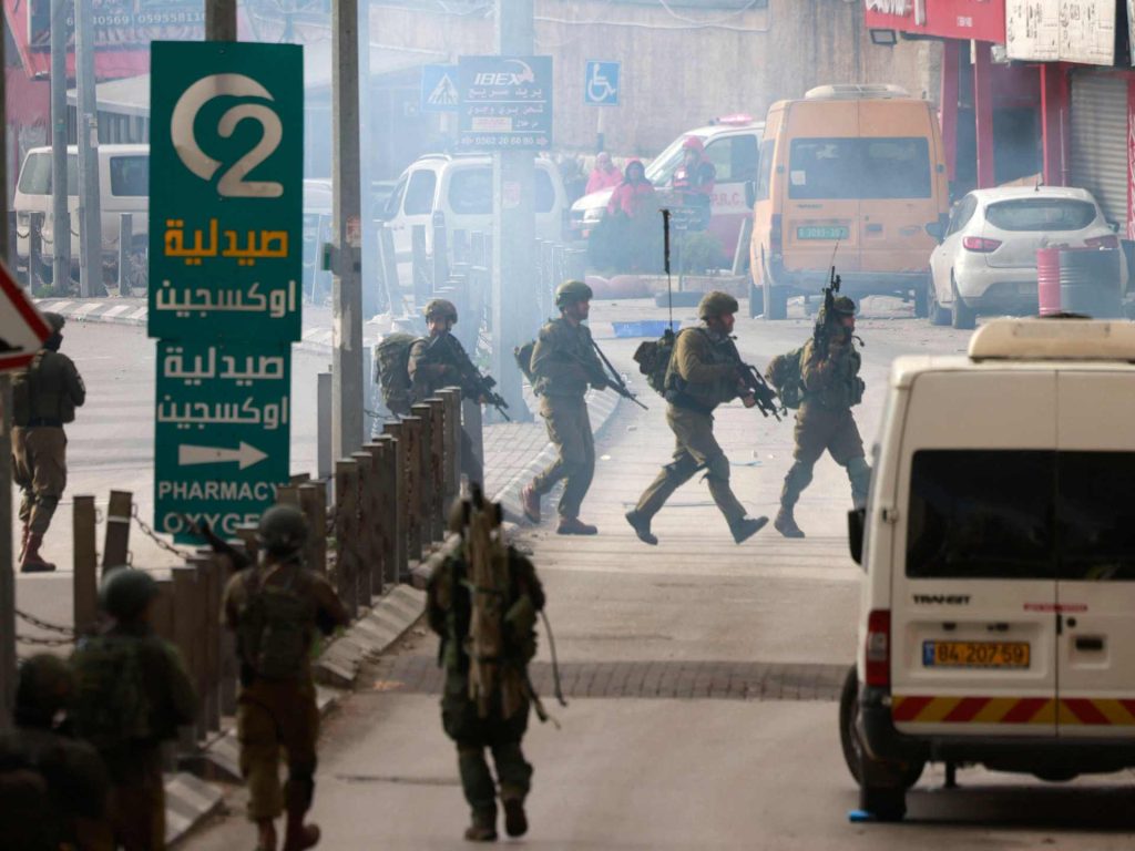 الاحتلال يقتحم عددا من مدن وبلدات الضفة ويشن حملة اعتقالات