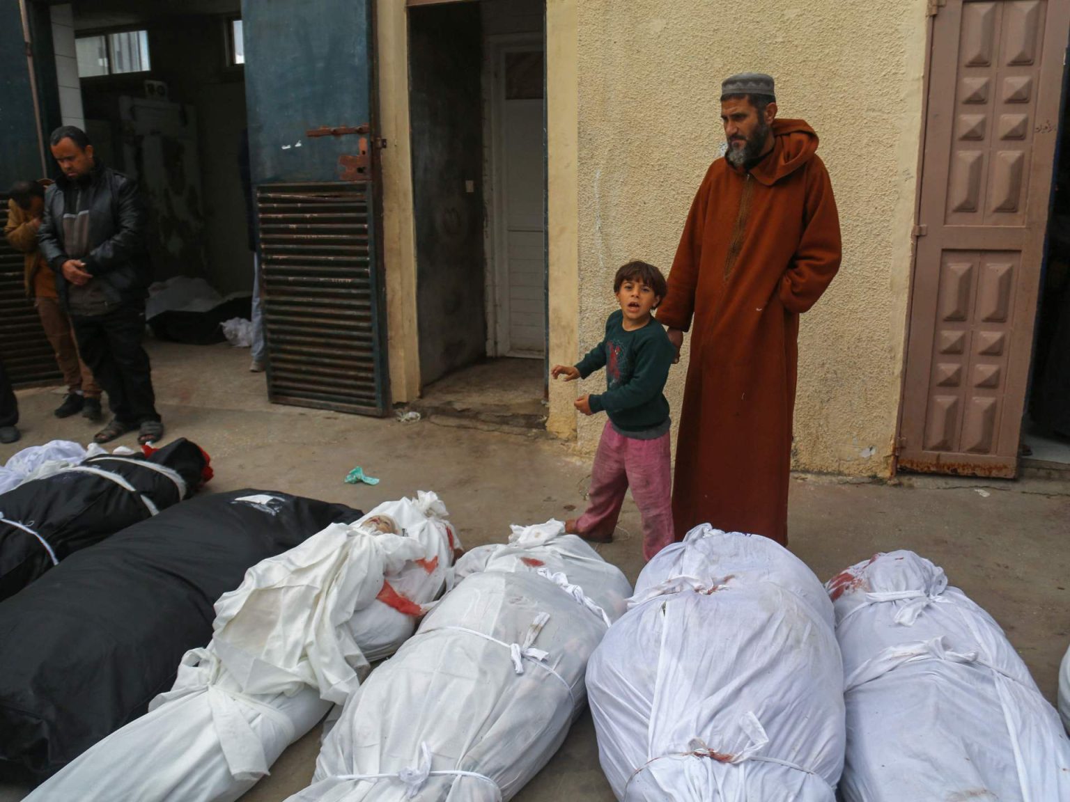 الاحتلال يرتكب 8 مجازر جديدة بغزة ويعلن نيته القيام بـ”نشاط ضخم” برفح