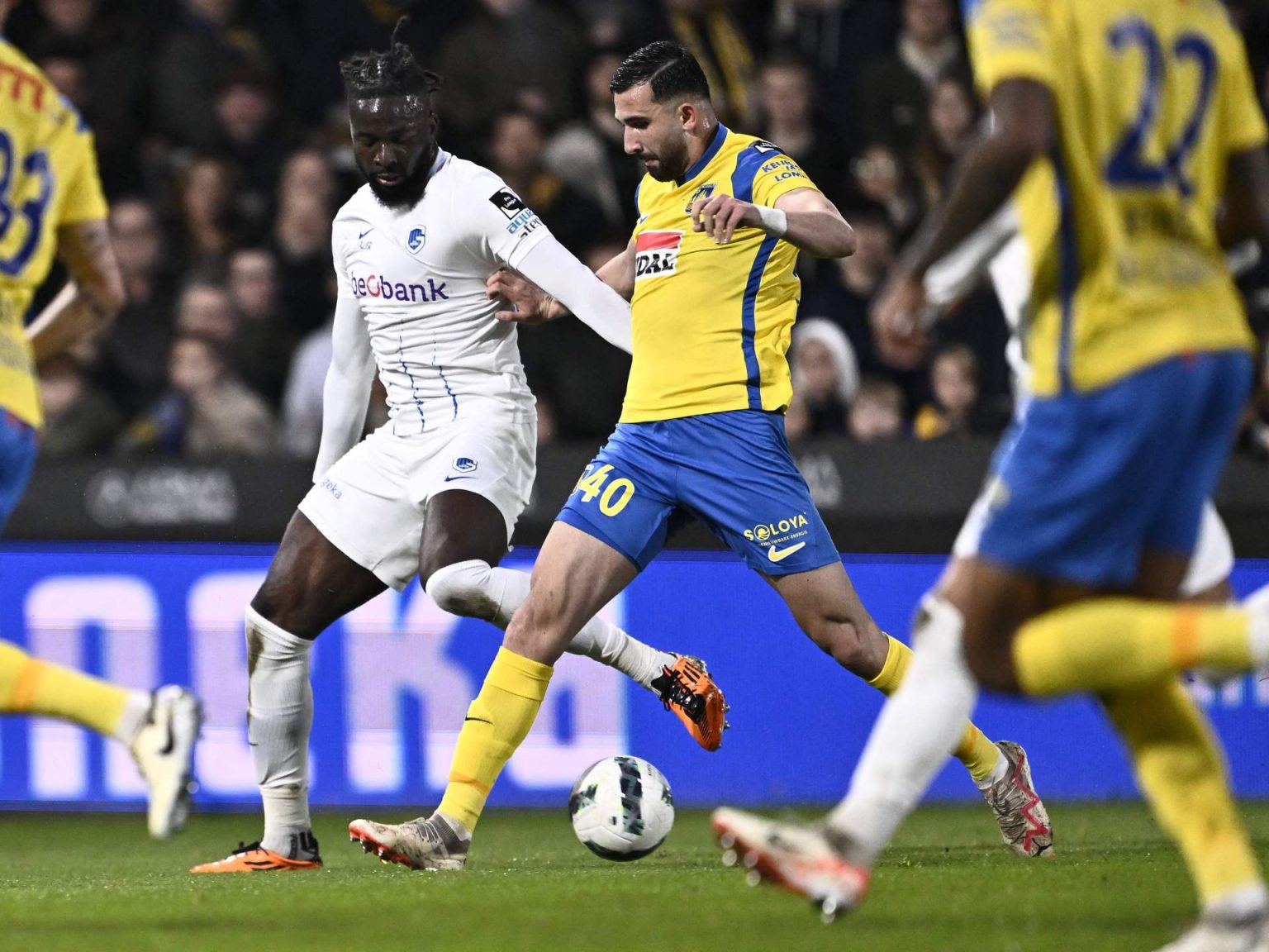 شاهد.. فضيحة مدوية في الدوري البلجيكي