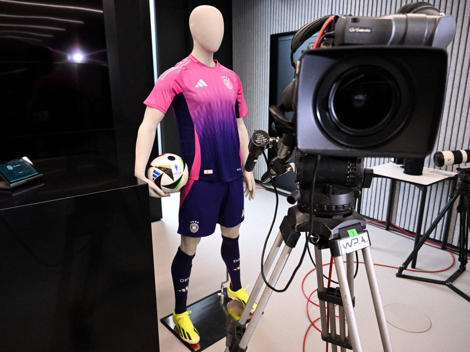 “نايكي” ضربت “أديداس” في عقر دارها بألمانيا.. تاريخ من المعارك بين عملاقي المستلزمات الرياضية