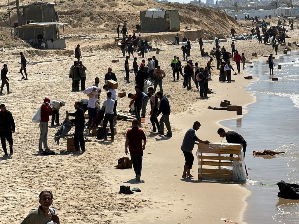 18 شهيدا أثناء جمع مساعدات أُنزلت جوا شمال غزة