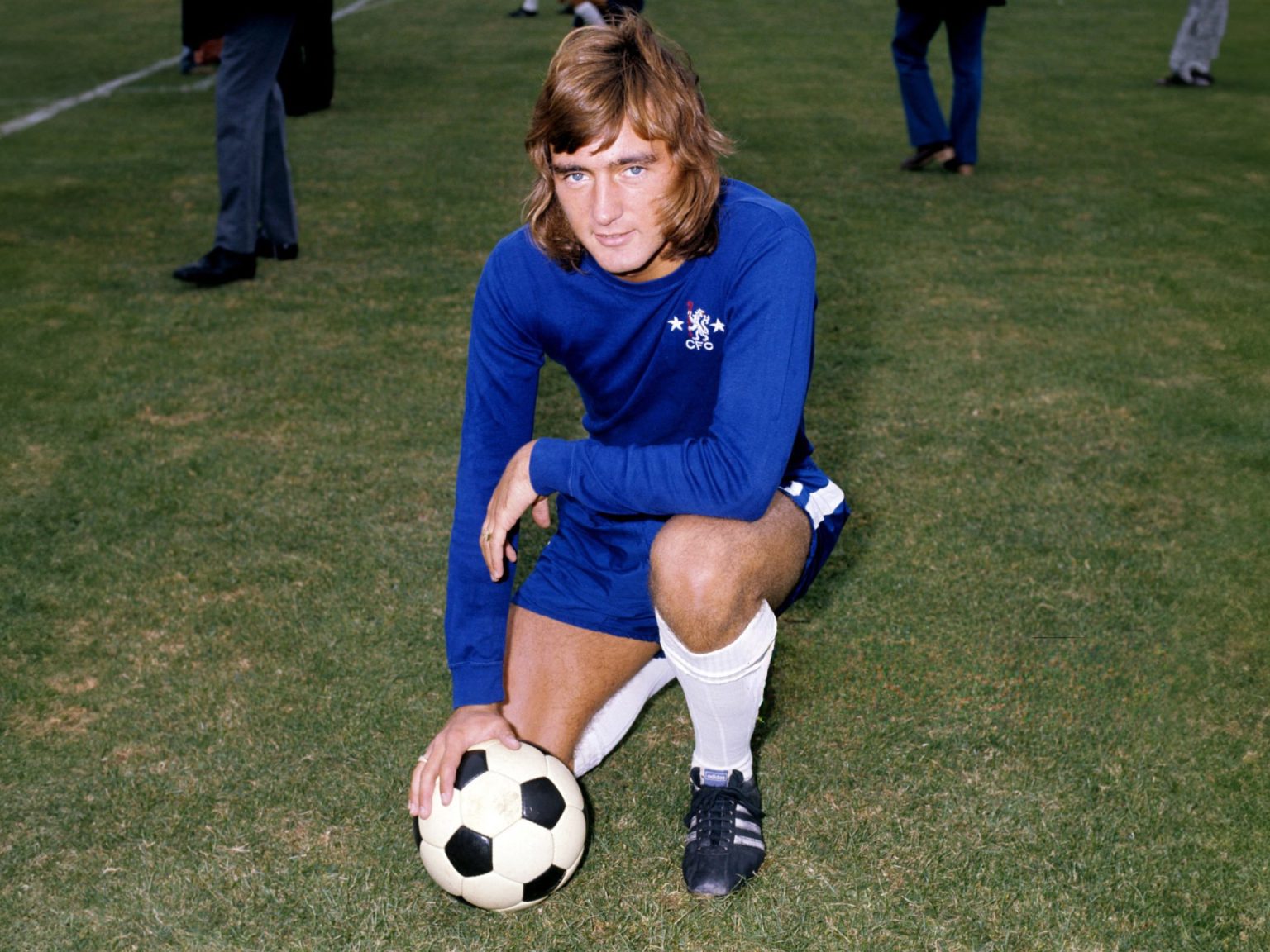 أسطورة تشلسي آلان هدسون يريد حذف سجلات لعبه مع منتخب إنجلترا