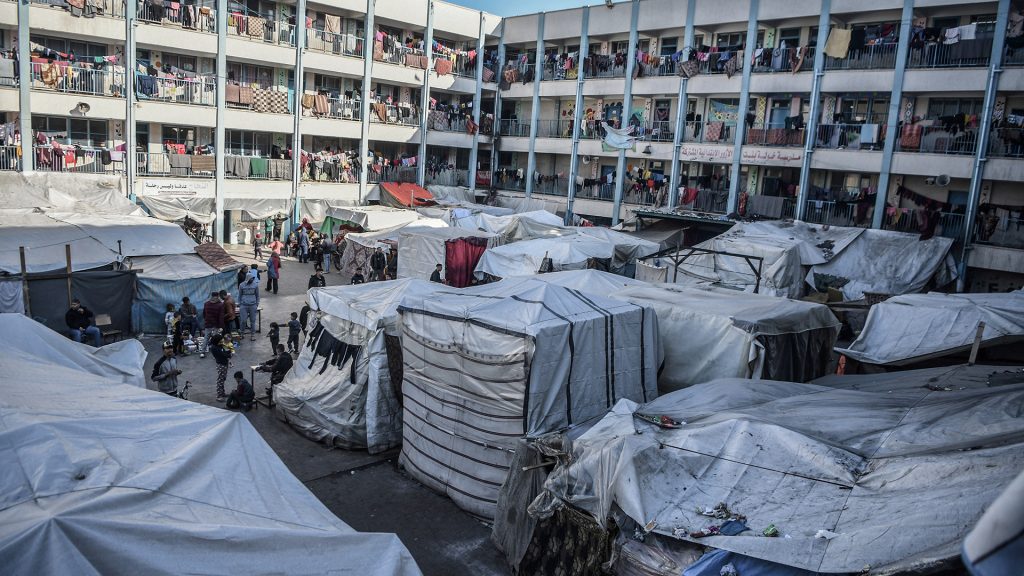 ميديا بارت: الاتحاد الأوروبي يقدم المساعدات للفلسطينيين بالتقسيط
