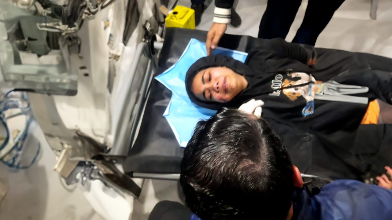 إجلاء الفتاة حلا من تحت أنقاض منزلها بخان يونس بعد 40 ساعة من حصار دبابات الاحتلال