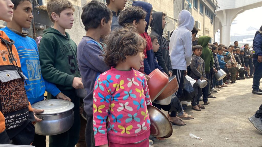 في ظل التجويع.. سكان غزة يتعلقون بالعمل الخيري كملاذ أخير