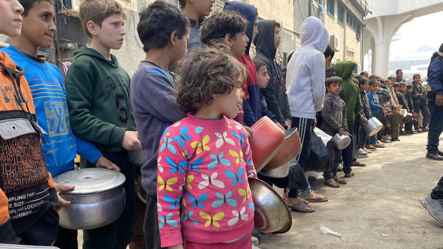 في ظل التجويع.. سكان غزة يتعلقون بالعمل الخيري كملاذ أخير