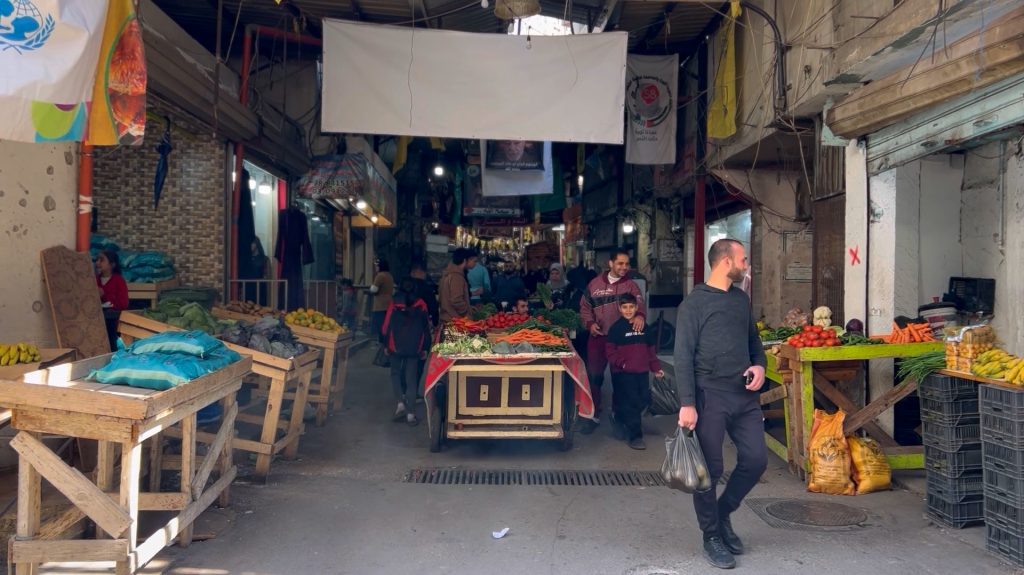 غزة تلقي بظلالها على أجواء رمضان في المخيمات الفلسطينية بلبنان