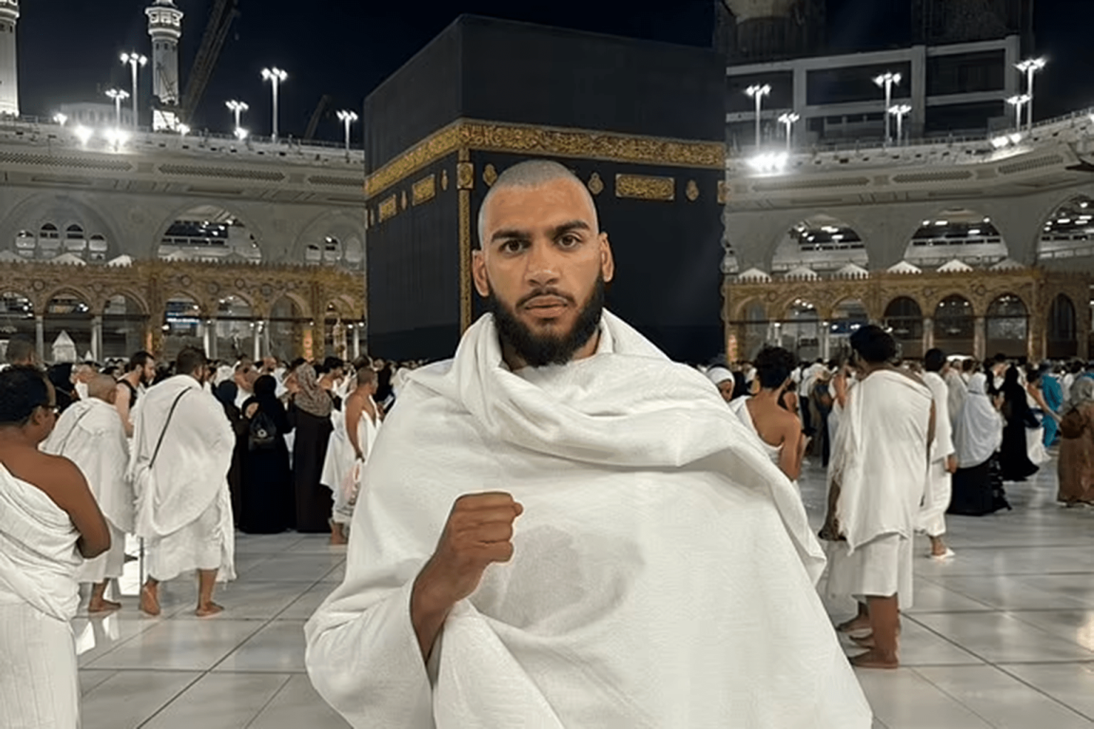 الملاكم البريطاني شيراز: في مكة أشعر بالسلام الحقيقي ومسؤوليتي كمسلم كبيرة