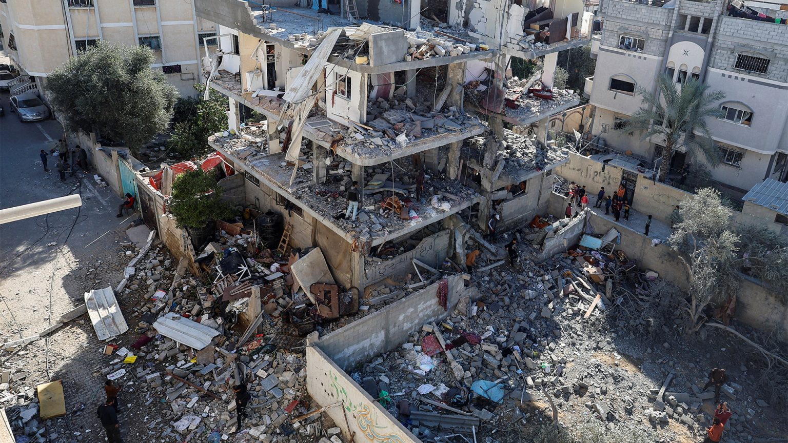 صحف عالمية: أنقاض المباني بغزة باتت مقابر وإسرائيل تمعن بقتل أطفال الضفة