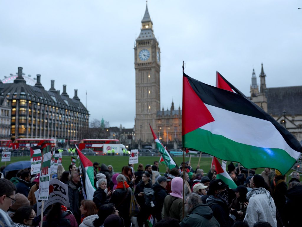 غارديان: المذابح بغزة تقلب بريطانيا رأسا على عقب