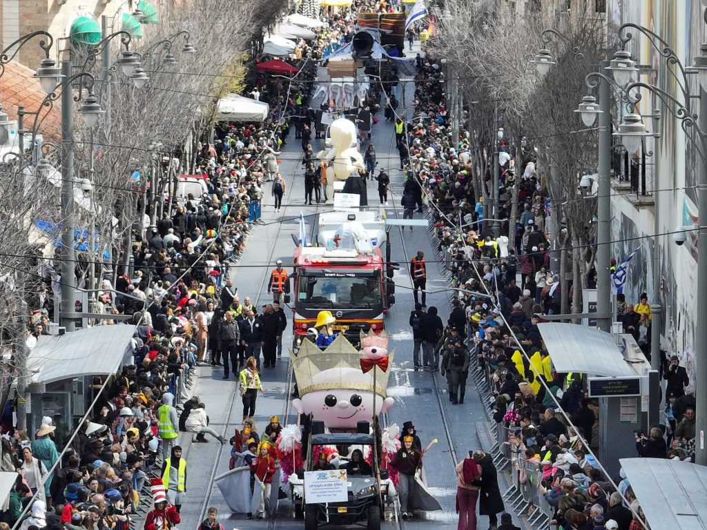 عشرات المستوطنين يقتحمون الأقصى وحملة اعتقالات بالضفة