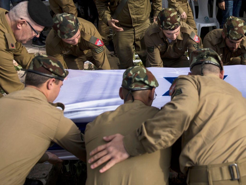 الاحتلال يعترف بمقتل 3 جنود بغزة ويقصف مجددا حشودا تنتظر مساعدات