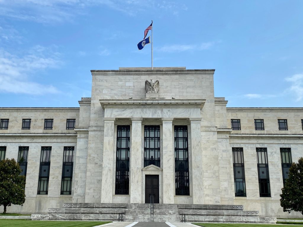 تباطؤ نمو الاقتصاد الأميركي وارتفاع معدلات التضخم بالربع الأول