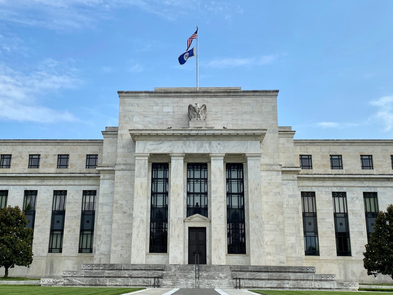 تباطؤ نمو الاقتصاد الأميركي وارتفاع معدلات التضخم بالربع الأول