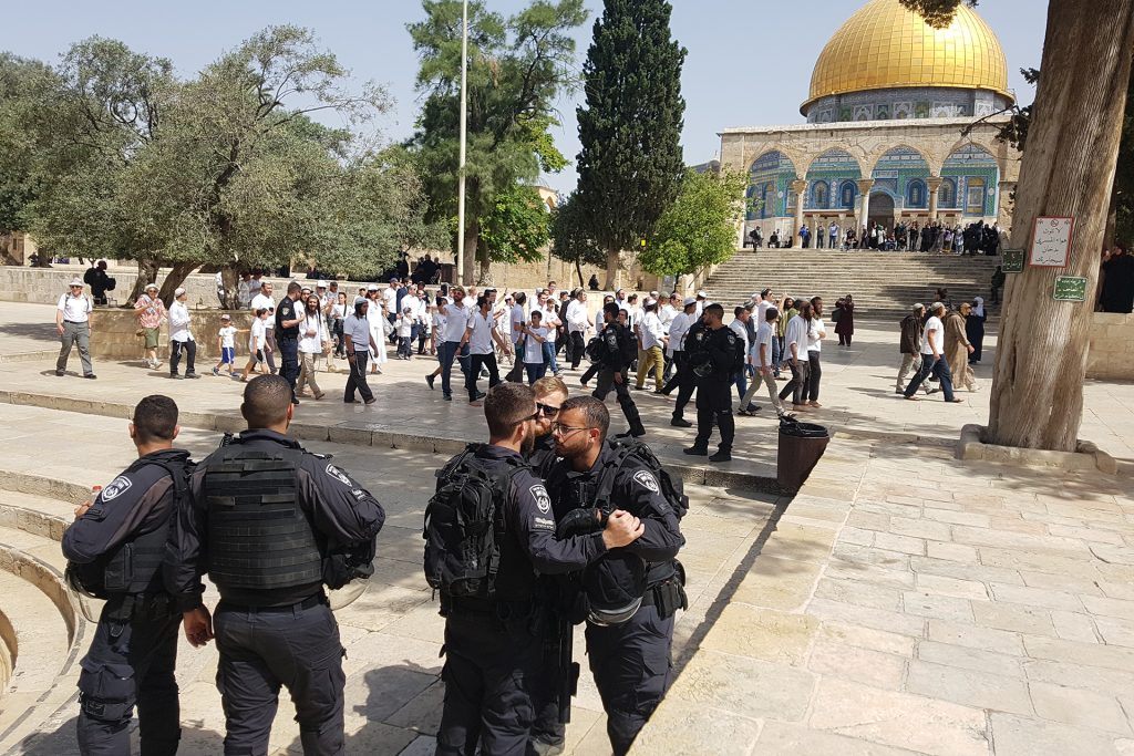 حماس تدعو إلى شد الرحال للأقصى وإصابة جنديين إسرائيليين بطولكرم