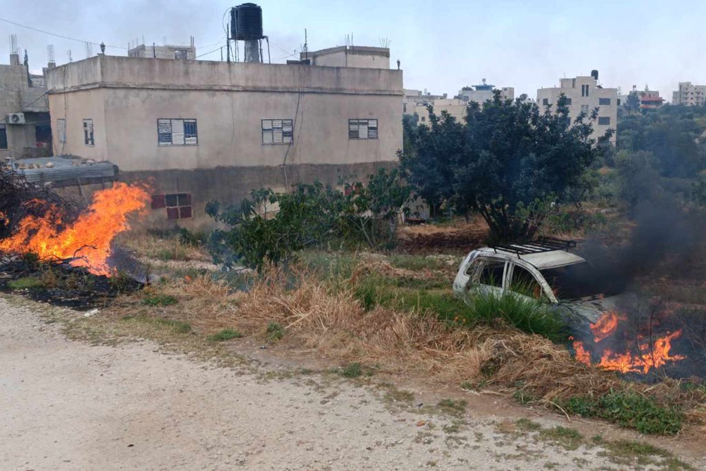 مستوطنون يهاجمون قرى نابلس بحماية من جنود الاحتلال