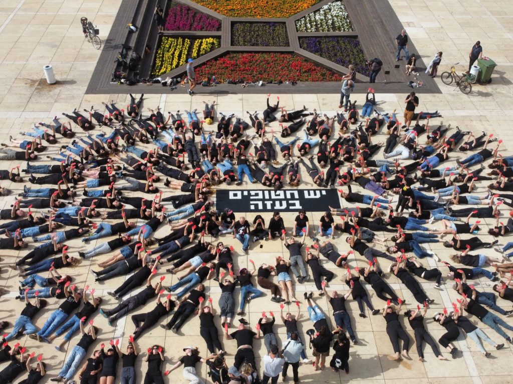 أهالي الأسرى الإسرائيليين يحتجون في تل أبيب لإطلاق أبنائهم