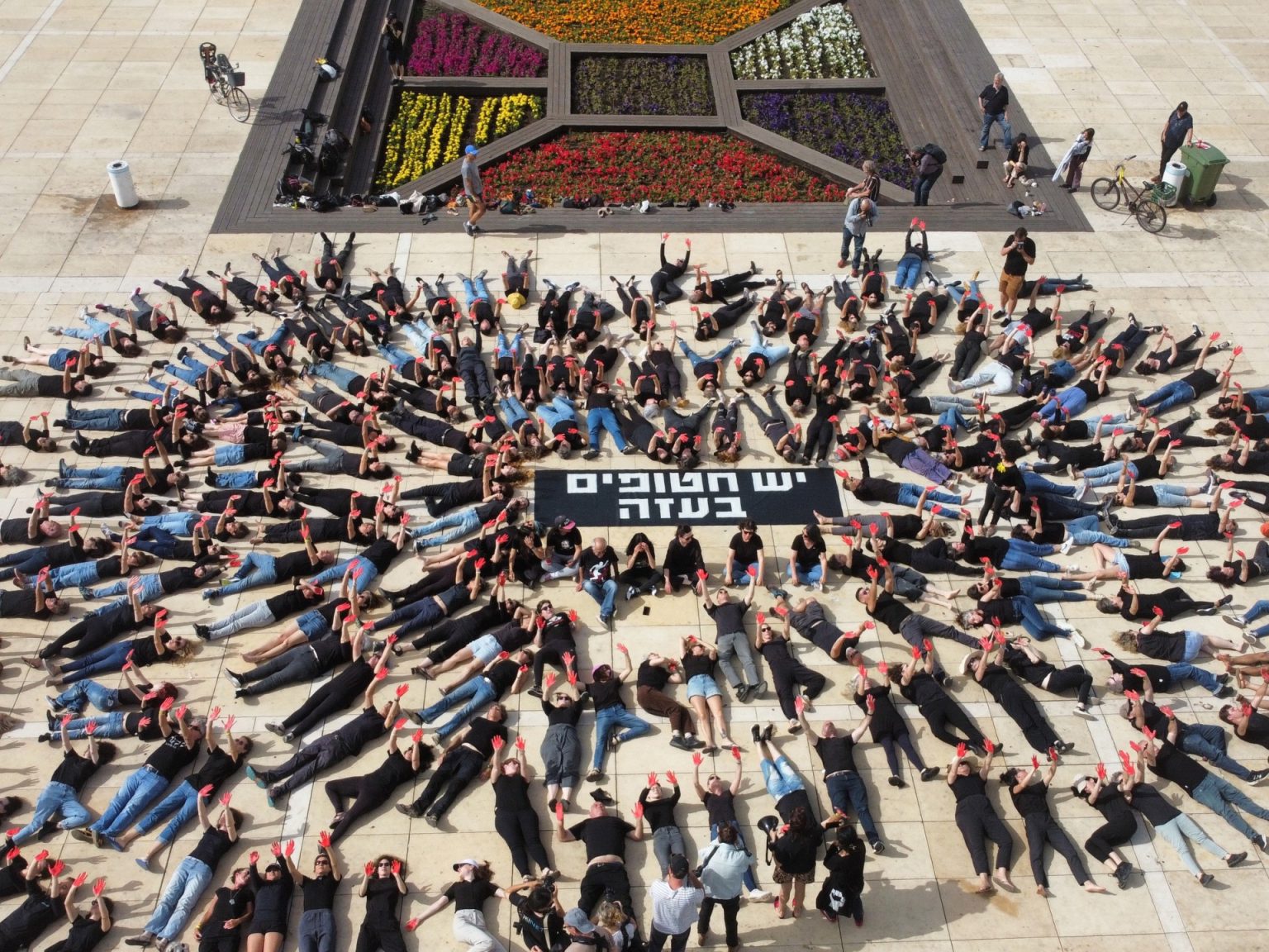 أهالي الأسرى الإسرائيليين يحتجون في تل أبيب لإطلاق أبنائهم