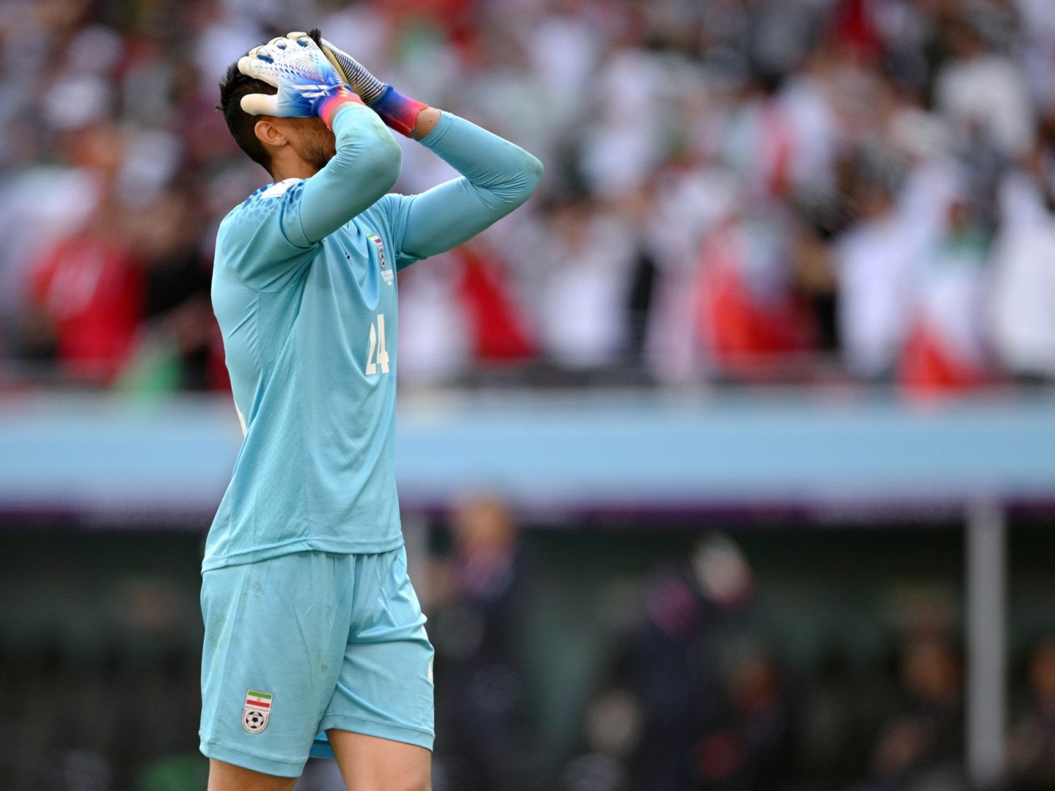 غرامة وإيقاف حارس مرمى إيراني بسبب مشجعة