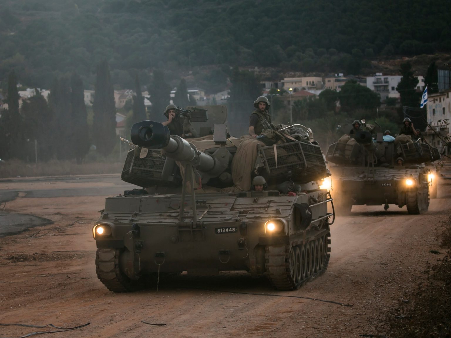 حزب الله يقصف مستوطنة ميرون ومحيطها بوابل من الصواريخ