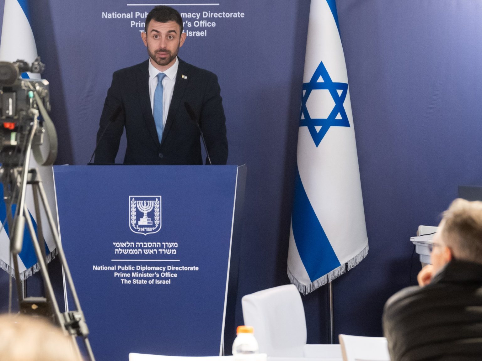 متحدث الحكومة الإسرائيلية يستقيل بعد احتجاج بريطاني