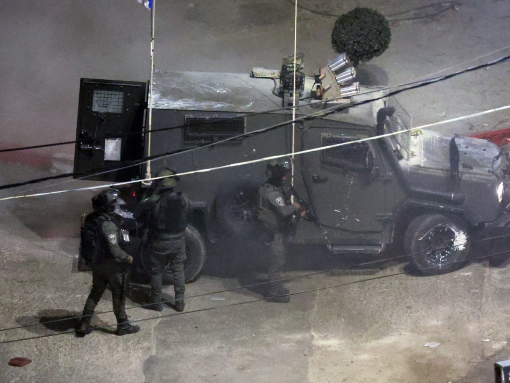 قوات الاحتلال تقتحم رام الله وتحاصر دار البلدية واشتباكات بمخيم الفارعة