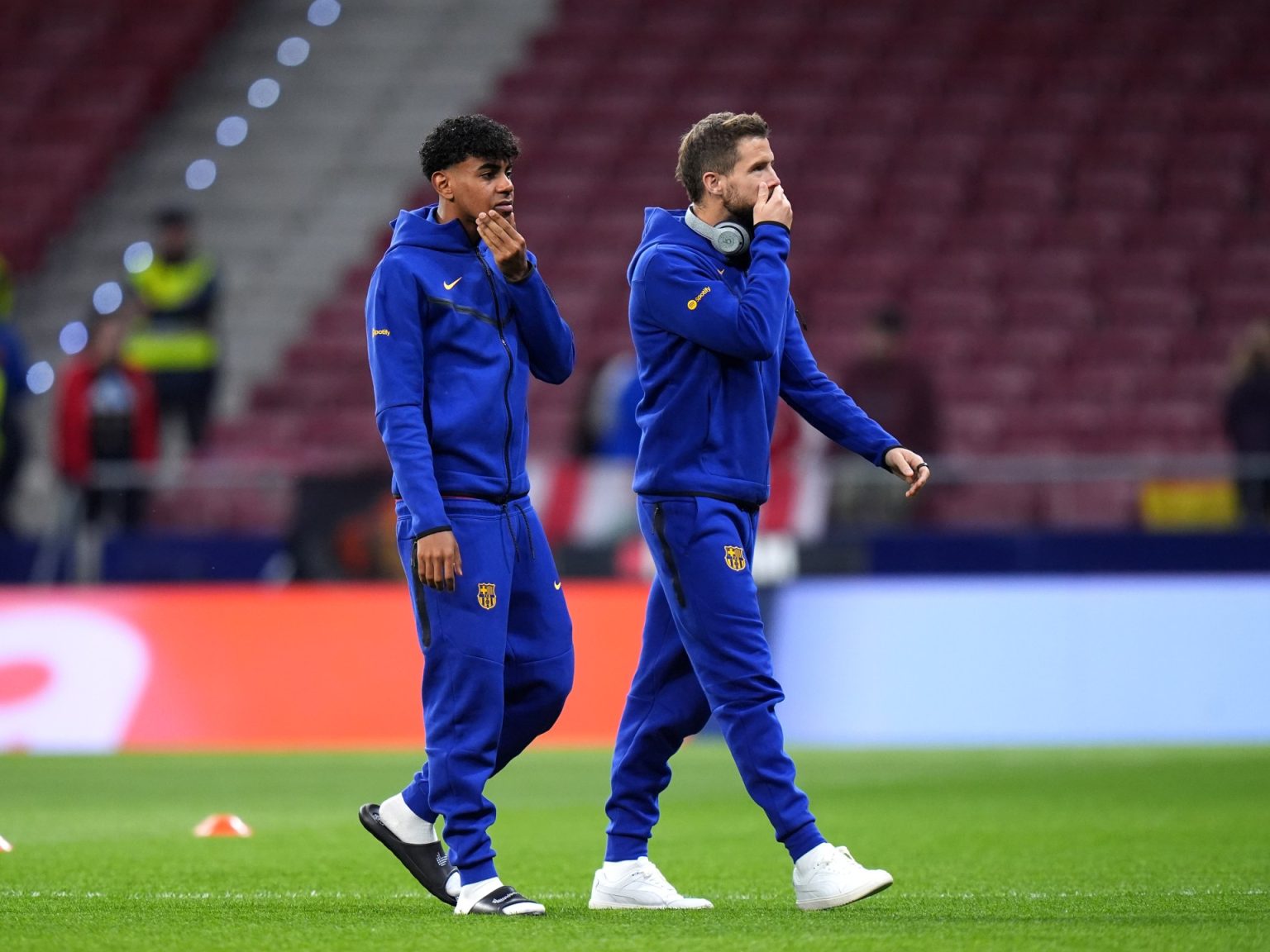 شاهد.. فيديو مليوني لمدافع برشلونة ينفجر غضبا في وجه مشجع أهانه