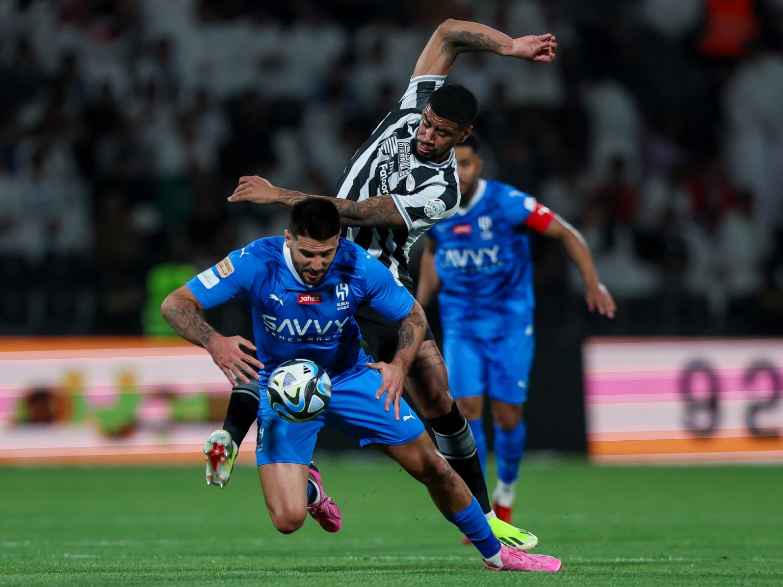 إصابة هداف الهلال قبل مواجهة النصر بالسوبر السعودي والعين الإماراتي بأبطال آسيا