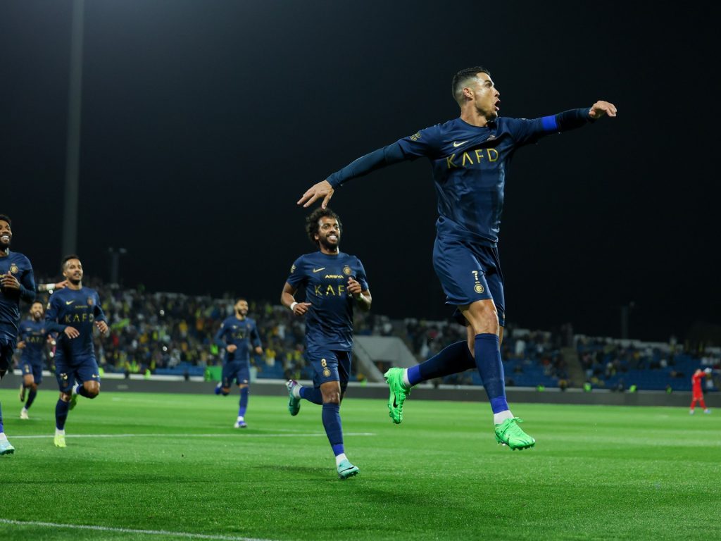 شاهد.. رونالدو يقود النصر لفوز كاسح والهلال يواصل انتصاراته بالدوري السعودي