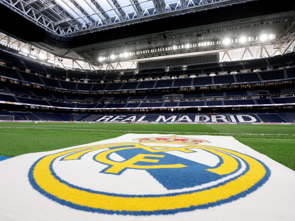 قبل موقعة الكلاسيكو.. عشب أرضية البرنابيو يؤرق تشافي