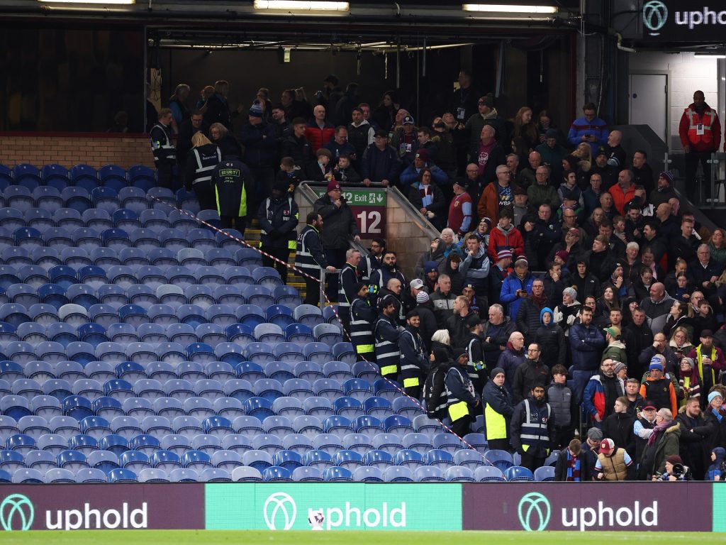 مغادرة جماهير فريق بيرنلي بسبب مخاوف من سقوط سقف أحد مدرجات الملعب