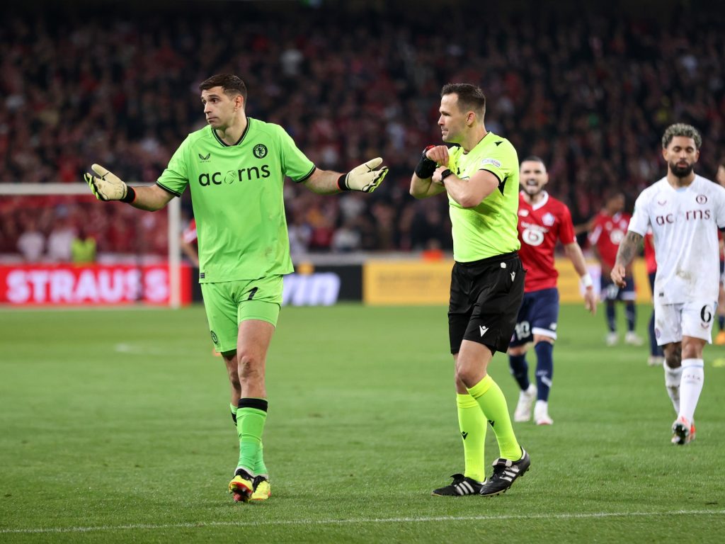 سر عدم طرد حارس أستون فيلا رغم حصوله على إنذارين بربع نهائي دوري المؤتمر الأوروبي