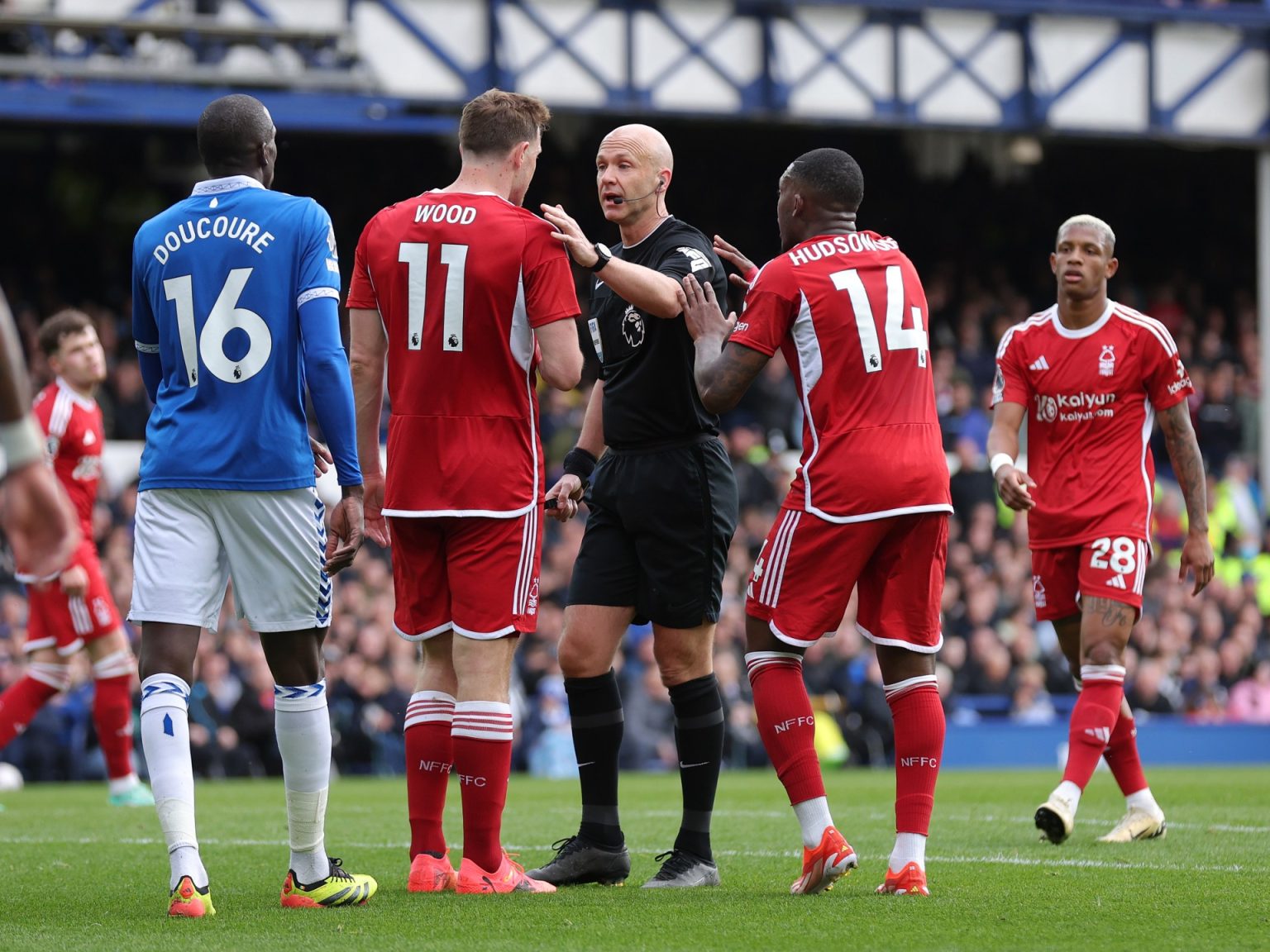 لم يحتسب 3 ركلات جزاء.. نوتنغهام فورست يتهم حكم “الفار” بتشجيع لوتون تاون