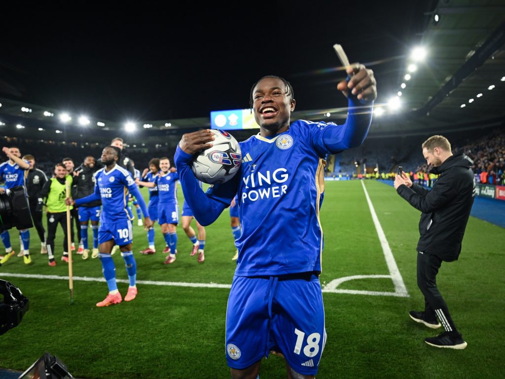 ليستر سيتي يعود للدوري الإنجليزي الممتاز