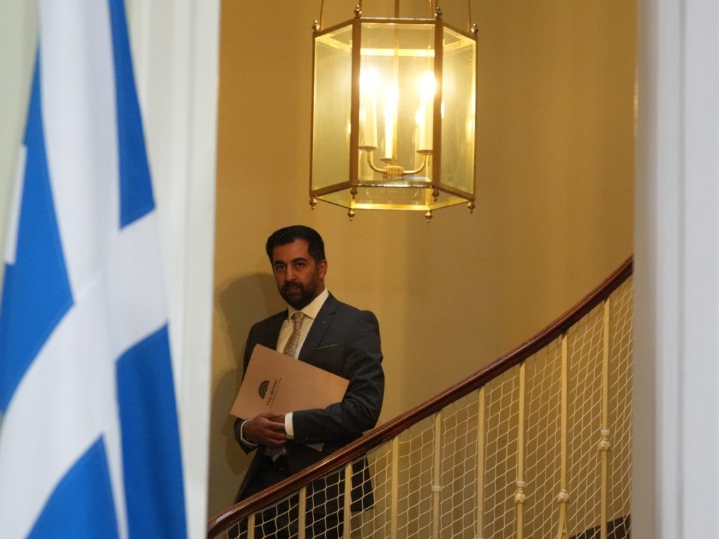 ما أسباب استقالة أول زعيم مسلم من رئاسة أسكتلندا؟