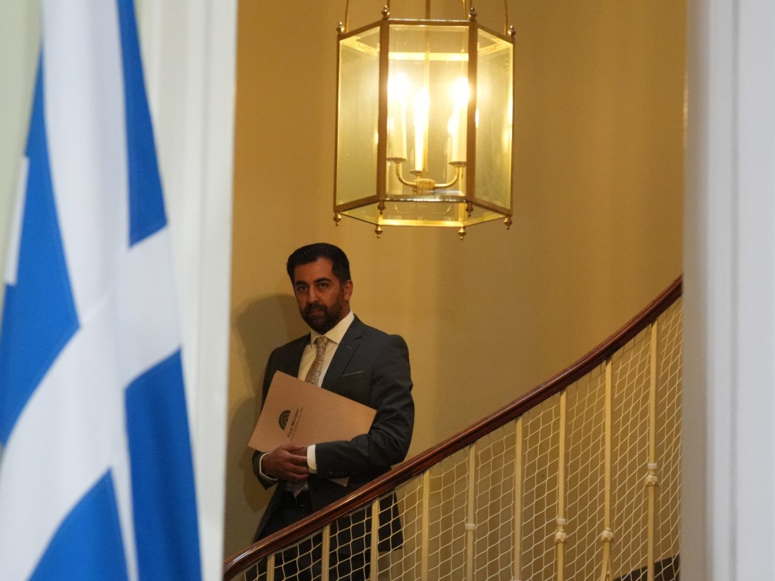 ما أسباب استقالة أول زعيم مسلم من رئاسة أسكتلندا؟