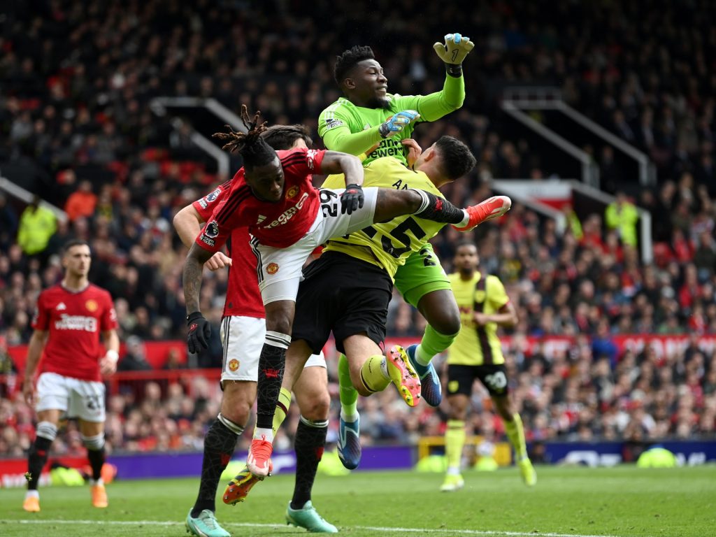 مانشستر يونايتد يواصل إهدار النقاط وشيفليد أول المودعين للبريميرليغ