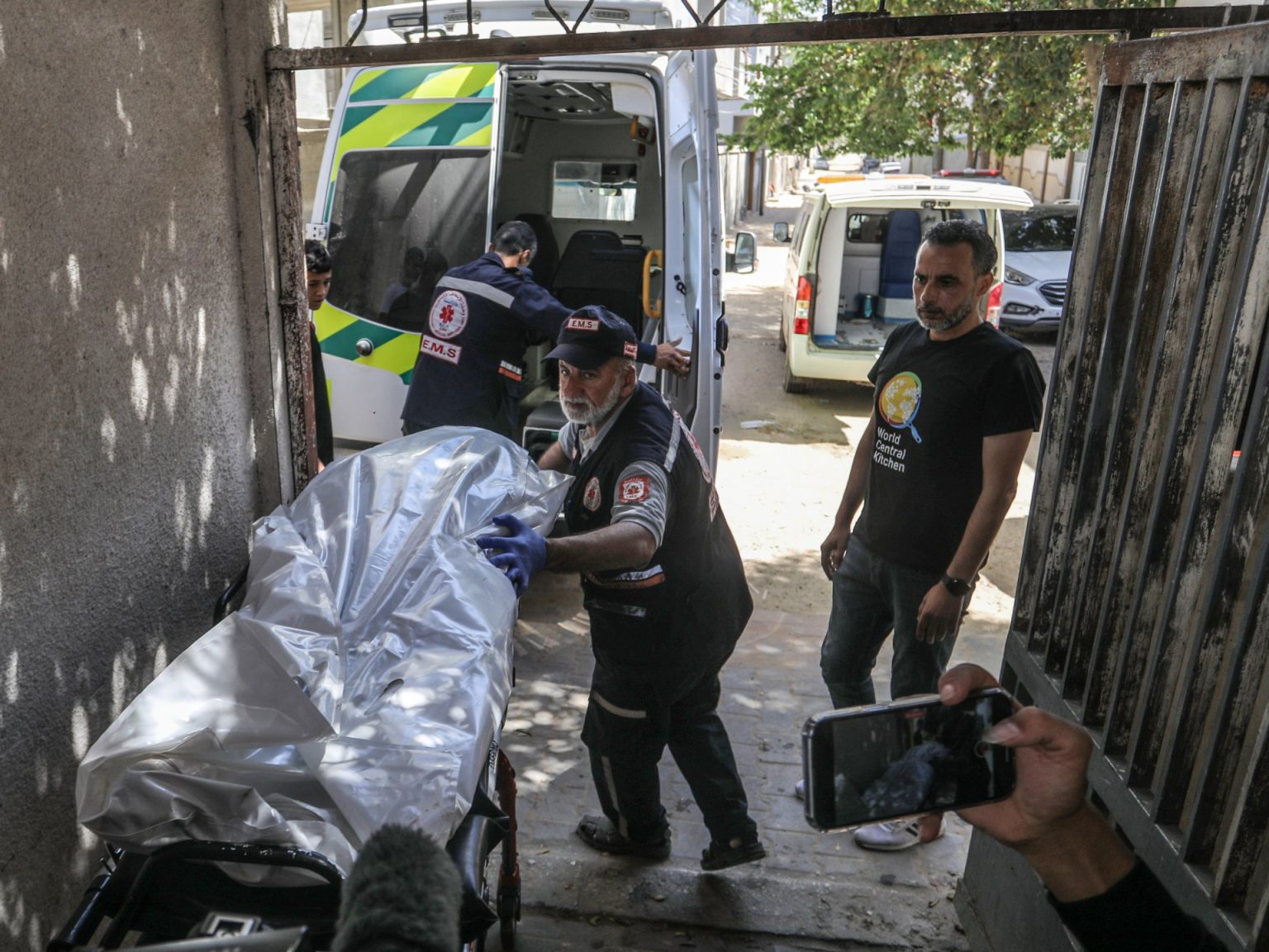 ماذا كان يفعل ثلاثة جنود سابقين في الجيش البريطاني في غزة؟