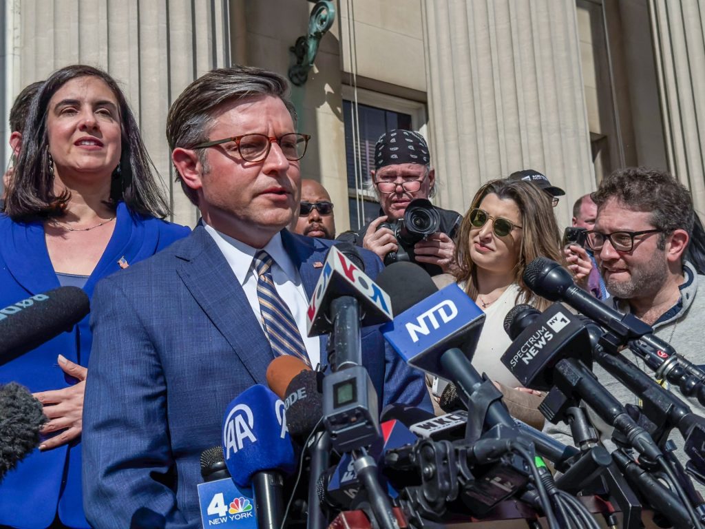 “مايك..أنت مقزز”.. هكذا واجه طلاب جامعة كولومبيا رئيس مجلس النواب الأميركي