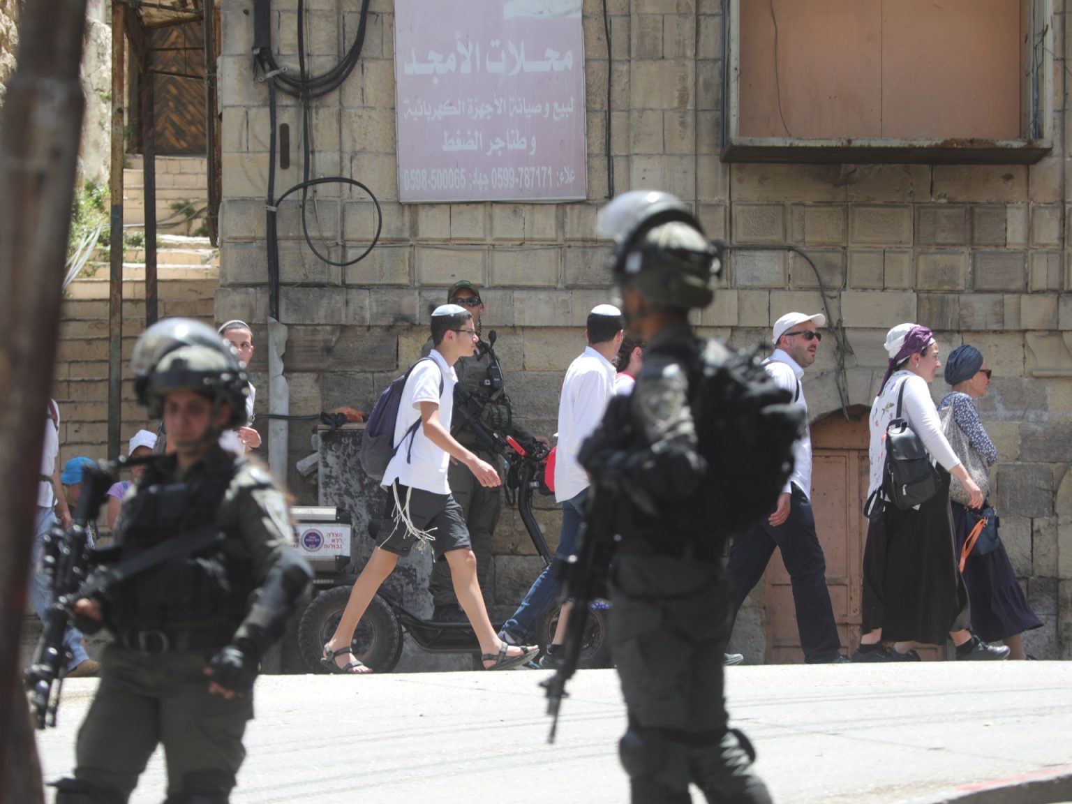 الاحتلال يشن حملة اعتقالات بالضفة ويحمي اقتحامات المستوطنين