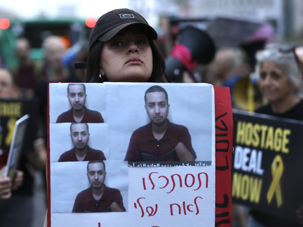 عائلات الأسرى تتظاهر أمام منزل غانتس ونتنياهو متهم بعرقلة صفقة التبادل