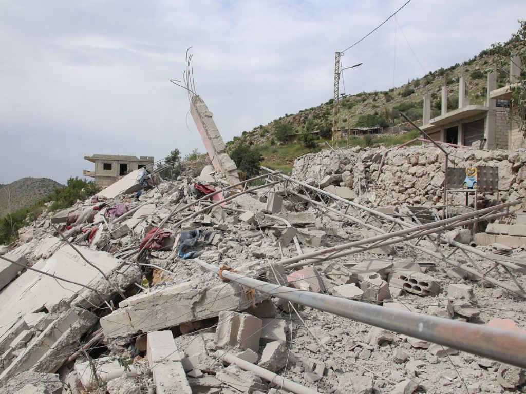 حزب الله يستهدف موقعين إسرائيليين والاحتلال يرد بغارات على جنوب لبنان