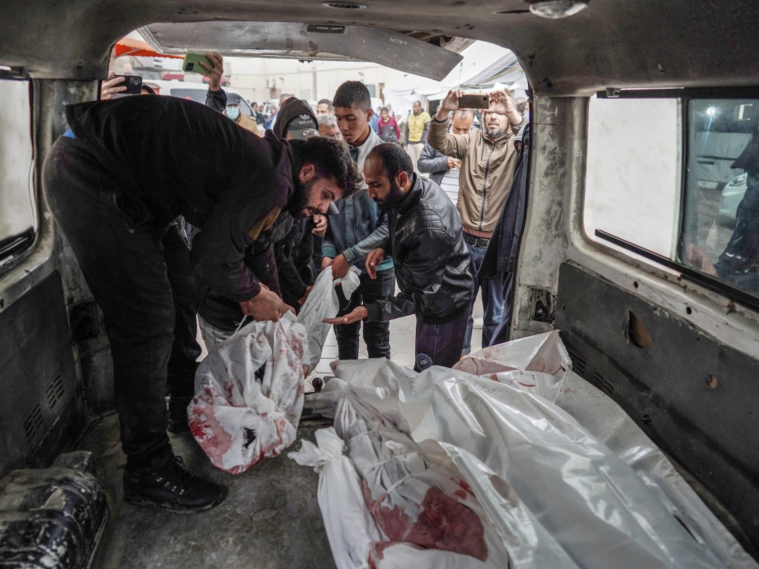 عشرات الشهداء بـ8 مجازر جديدة بغزة والاحتلال يواصل قصف مخيم النصيرات