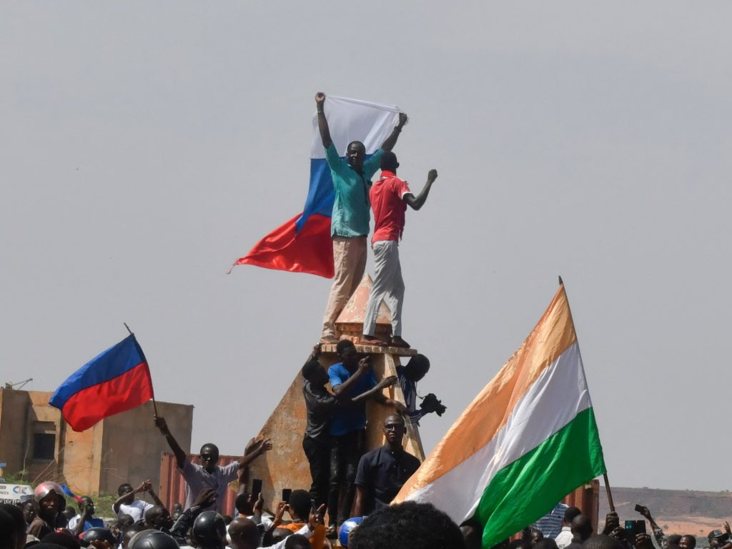 بعد فك الارتباط مع فرنسا وأميركا.. النيجر تستقبل مدربين روسا ونظاما للدفاع الجوي