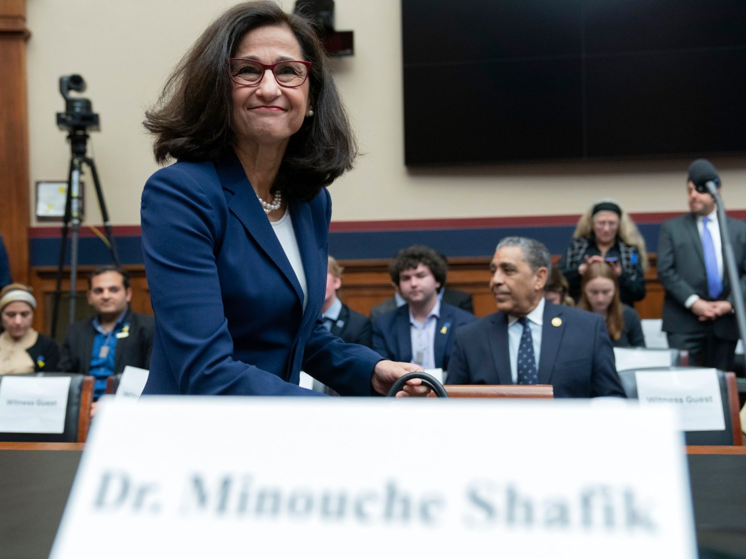 رغم تملقها اللوبي اليهودي.. رئيسة جامعة كولومبيا مطالبة بالاستقالة