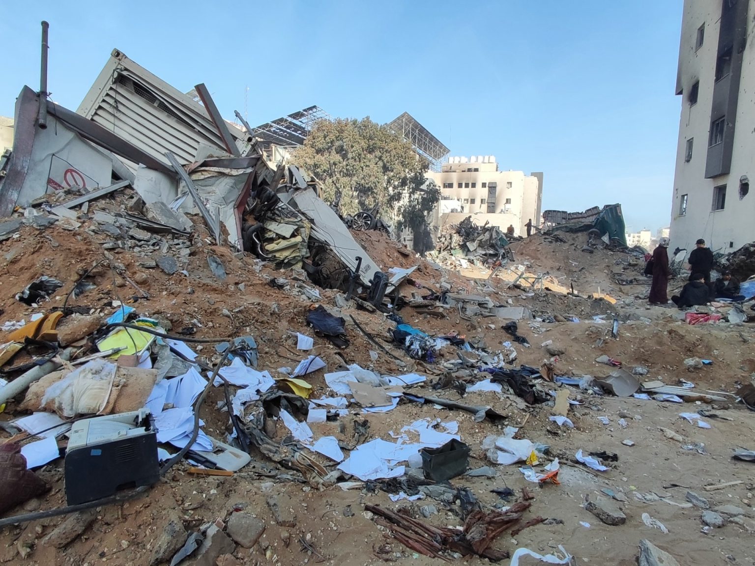 لم تسلم منه حتى الجثث.. دمار واسع بمجمع الشفاء ومحيطه