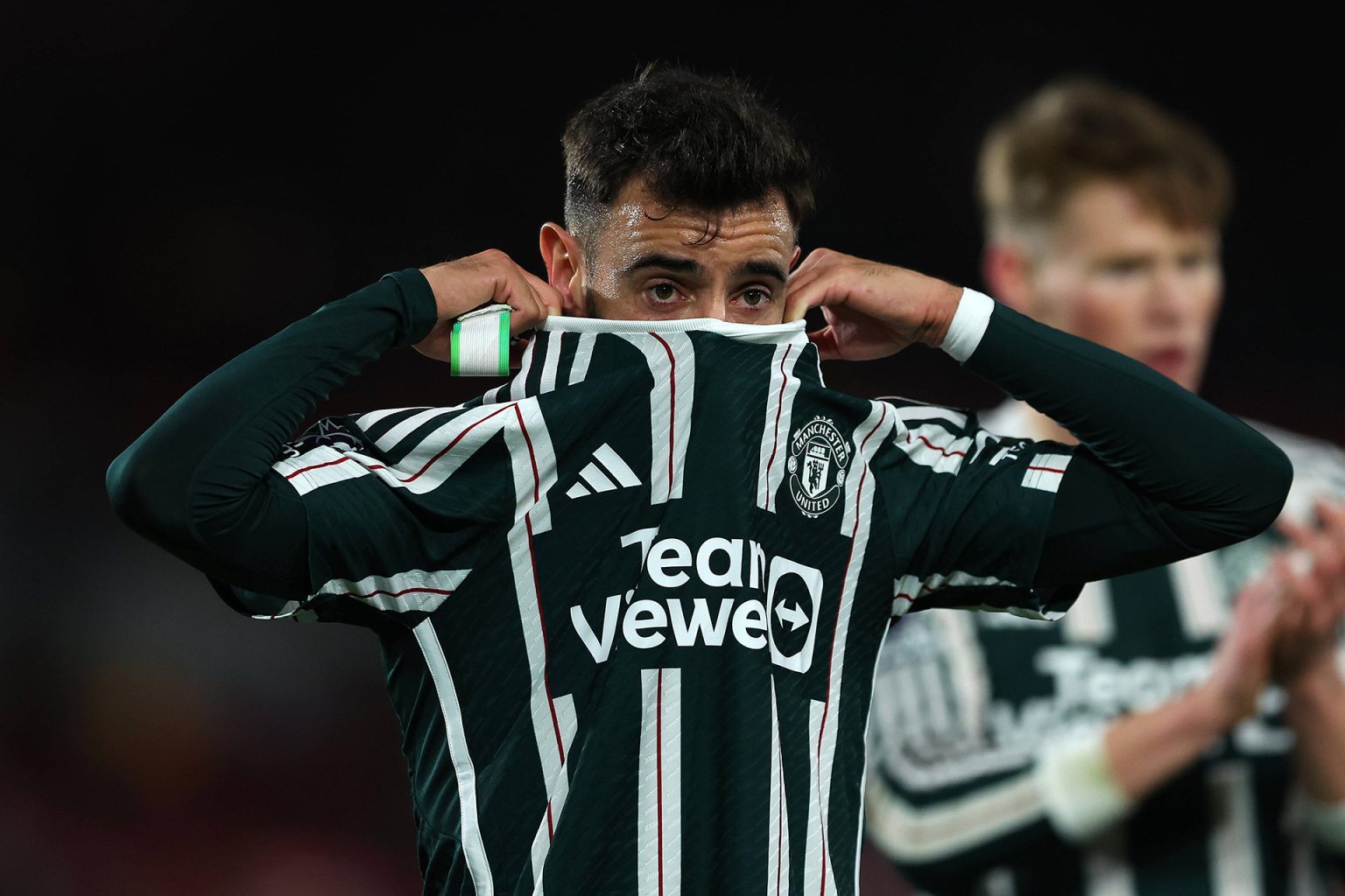 نذير شؤم ولا يعكس الهوية.. مانشستر يونايتد يتخلى نهائيا عن القميص المخطط