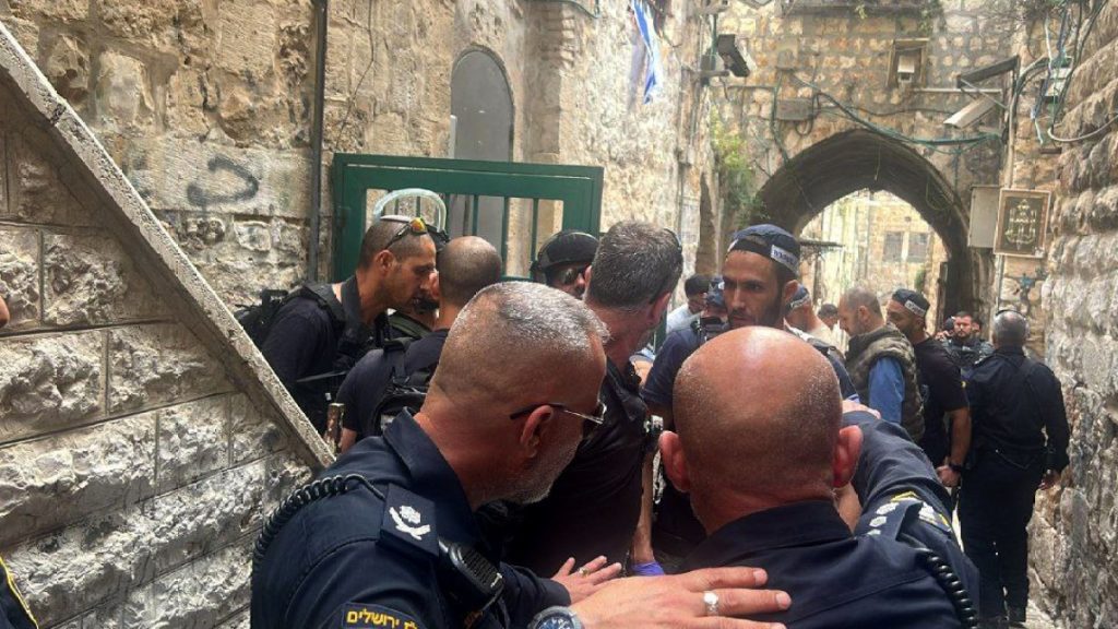 الاحتلال يقتحم مدنا في الضفة وطعن جندي بالقدس