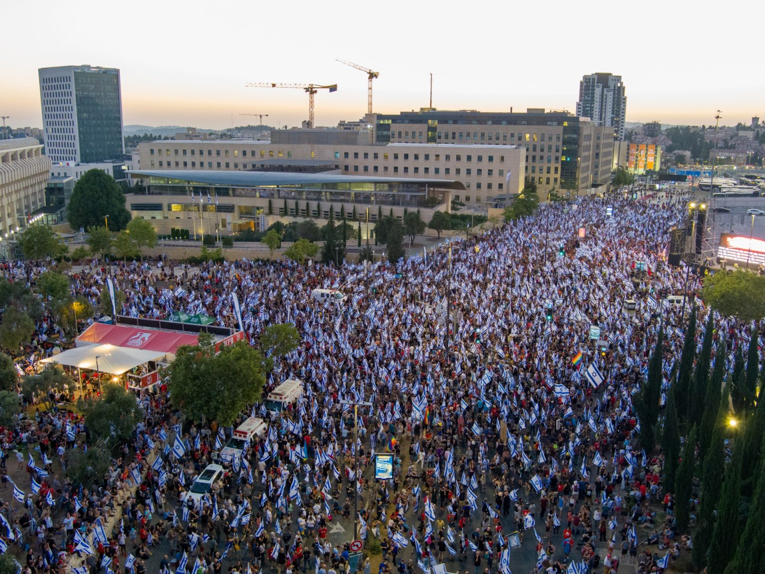 من تل أبيب إلى حيفا.. أوريان 21 تسأل: هل هذه نهاية إسرائيل؟