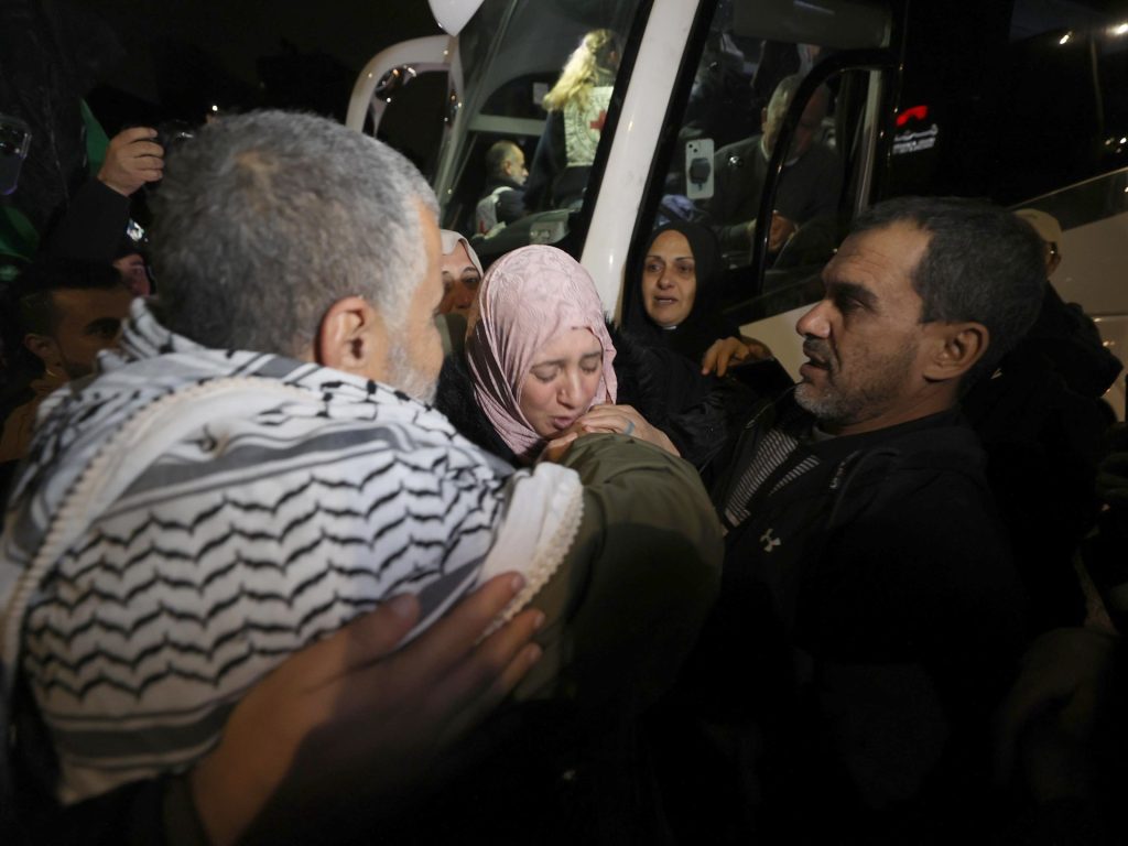 تفتيش عارٍ وتهديد بالاغتصاب.. هكذا ينتقم الاحتلال من الأسيرات الفلسطينيات